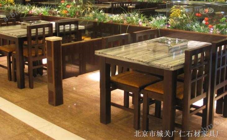 餐厅桌子